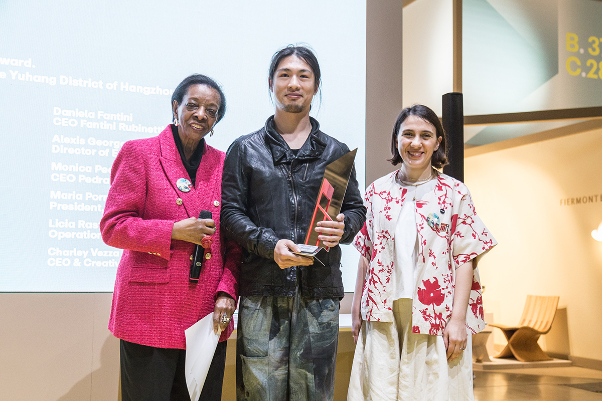 From Left: Marva Griffin, Founder and Curator of SaloneSatellite; Studio Ololoo, First Prize SaloneSatellite Award; Maria Porro, President of Salone del Mobile.Milano - Ph. Ludovica Mangini SaloneSatellite Award 2024: the winners</br>第13回 サローネサテリテ・アワード 受賞者発表